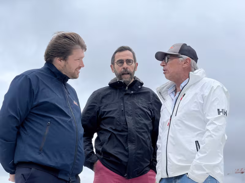 Emeric Leveau-Vallier, CEO of Capt’n Boat (left) in discussion with Emmanuel van Deth, Editor-in-Chief of Multihulls World (right).