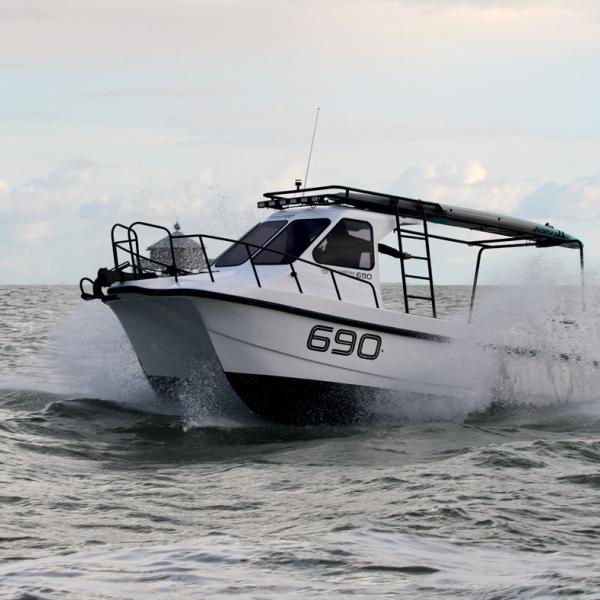 The Cheetah Adventure displays unmistakable nautical qualities: the black metal pulpit and frame give this compact powercat a rugged look.