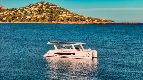 The M.10 features much more attractive hull lines than that of the M.9 prototype.  This is the result of excellent work between designer Vincent Lebailly and the Millikan Boats design team.