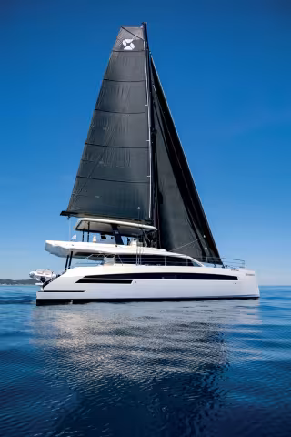 Hull #1 is a Legend version, the most fully equipped of the Simbad 55 range: carbon rig, Carbon Technora sails, 150 hp motors, 3.15 kWp of solar panels, and an impressive array of equipment designed to facilitate both sailing  and life on board.