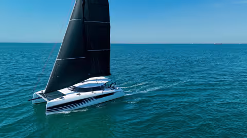The 41 Type S introduces a new design signature. The sleeker lines of the coachroof and bimini visually lighten the silhouette while retaining the volumes that ensure comfort on board.