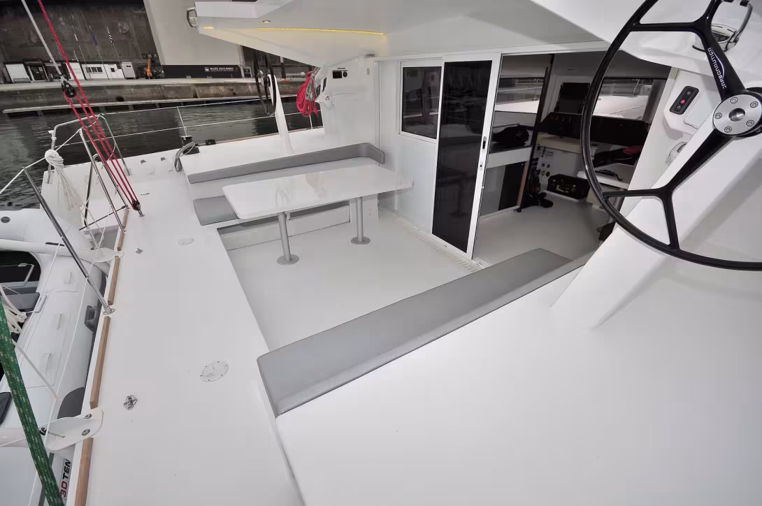 In the cockpit we see the same sleek, efficient style with a vast, sheltered area which is a great living space despite the aft-set position of the deck saloon: a key point in the success of Christophe Barreau’s designs