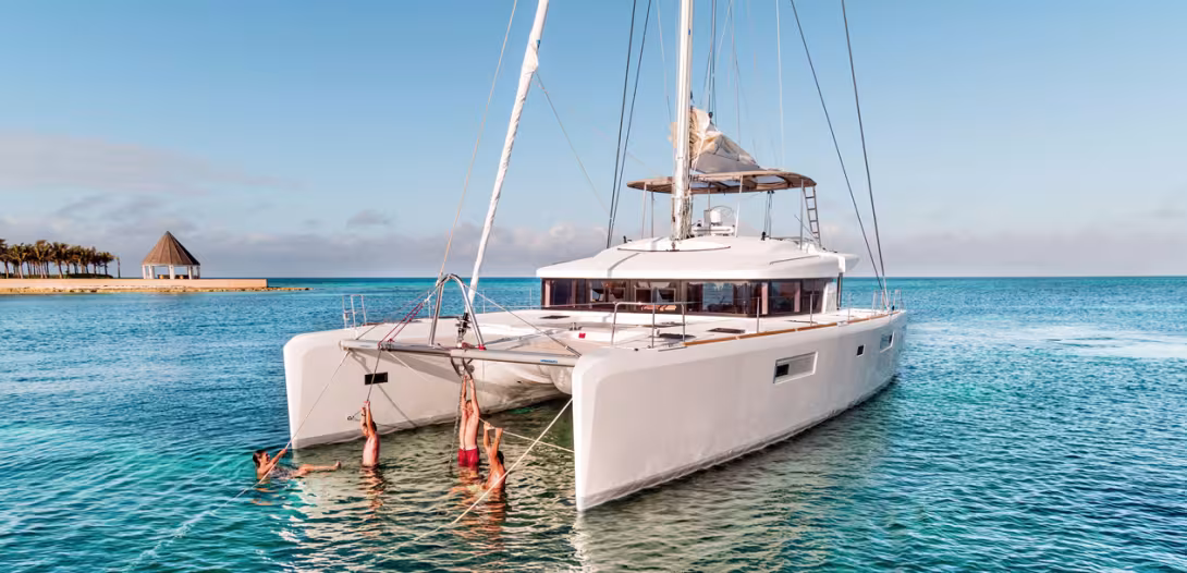 As a family, a couple or with friends, a voyage in a boat allows you to discover new spots every day. Enough to enjoy life to the full! (Photo : Lagoon - Nicolas Claris)