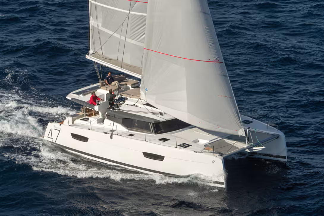 Mixed deck plan The advantage of the Saona 47’s mixed fly/classic deck plan: permanent proximity of the helmsman and the crew, and a vast relaxation area, always (or almost always) in the sun.