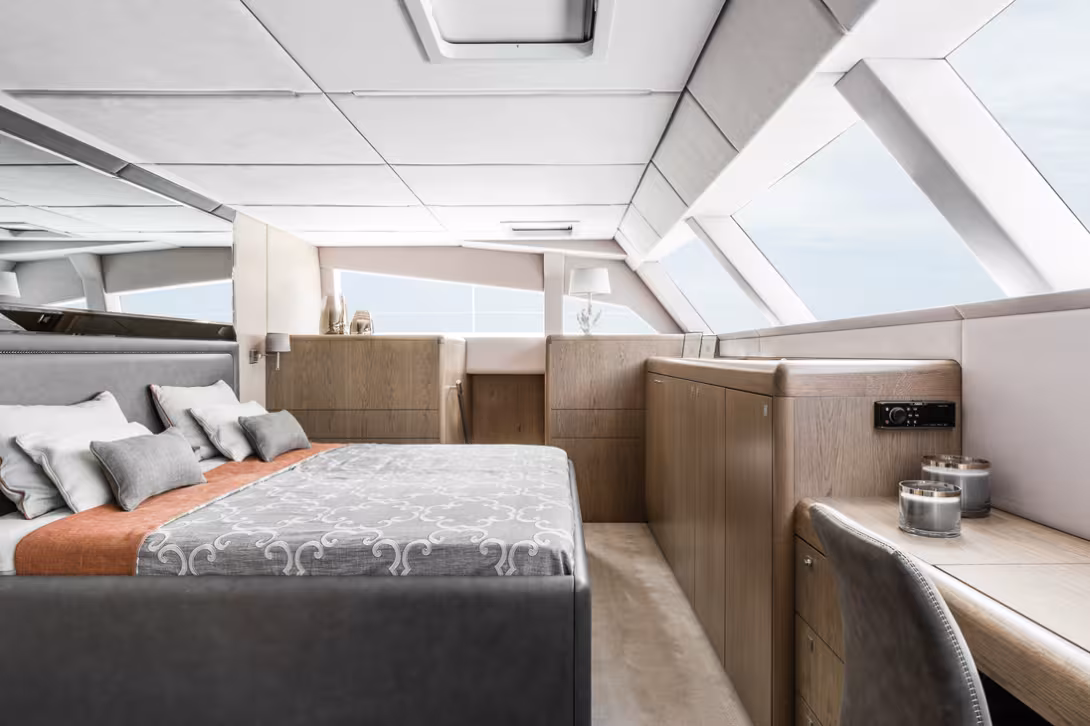 The owner's cabin occupies the entire forward part of the coachroof and offers a 180° panoramic view. It has a large bench seat / bunk bed for when the children want to join their parents, and the bathroom is located in the hull.  Superb! 