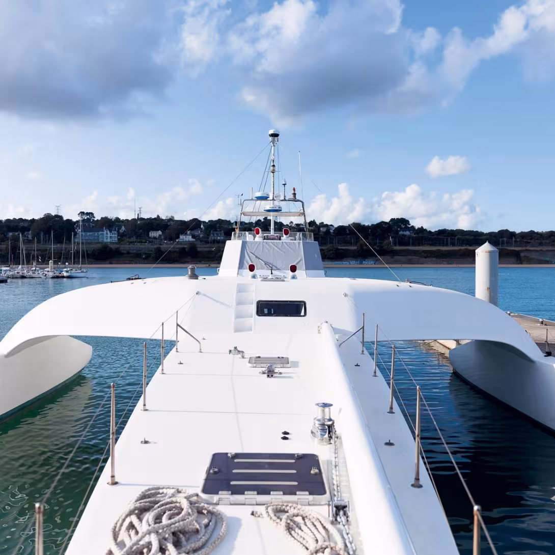 The motor trimaran Ocean Alchemist (now Titaïna Explorer) was designed to provide media coverage of offshore races. Launched in 1998, she measures 100 feet (30 m) in length and 40 feet (12 m) in the beam. Her low fuel consumption combined with tanks hold