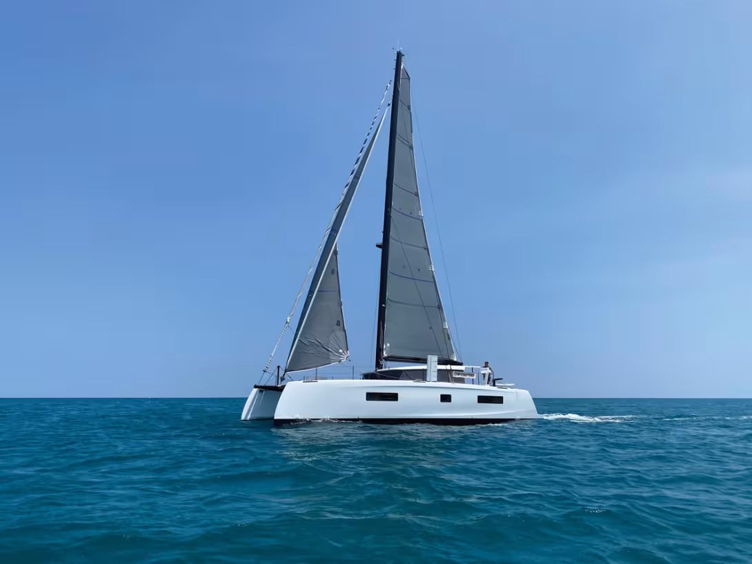 Passage through the water is smooth and any pitching is very limited thanks to carefully optimized weight distribution. As for the Doyle sail wardrobe, which totals over 1,600 square feet, it efficiently propels the platform, which weighs in at just over 