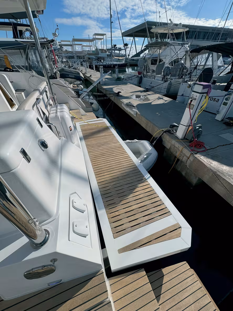 Aventura #1 is equipped with a hydraulic aft platform.