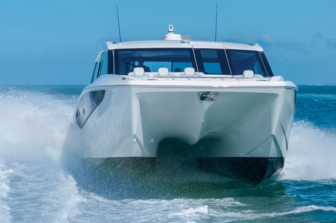 The nacelle is spacious enough to offer good interior comfort, but the tunnel is still a good size. Note the seagull-wing design of the nacelle floor, which stiffens the structure and absorbs any slamming from the sea.