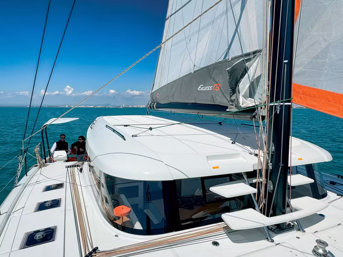 The coachroof is well designed and offers a real signature feature: on the front, an access ladder provides access to the lazy bag, which is at eye level.