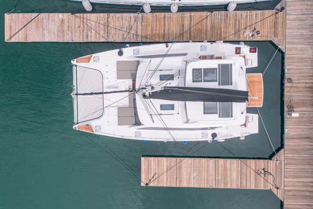 This vertical view highlights the deck layout: virtually the entire surface area is easily accessible and usable.