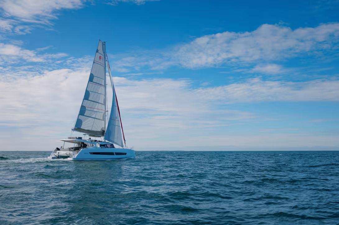 The FP48 retains Fountaine Pajot’s visual identity. Yet behind these familiar lines lies a design clearly focused on greater comfort and autonomy.